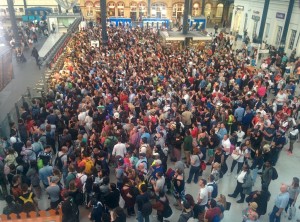 Brighton Station overcrowding by Mark Lee on Twitter