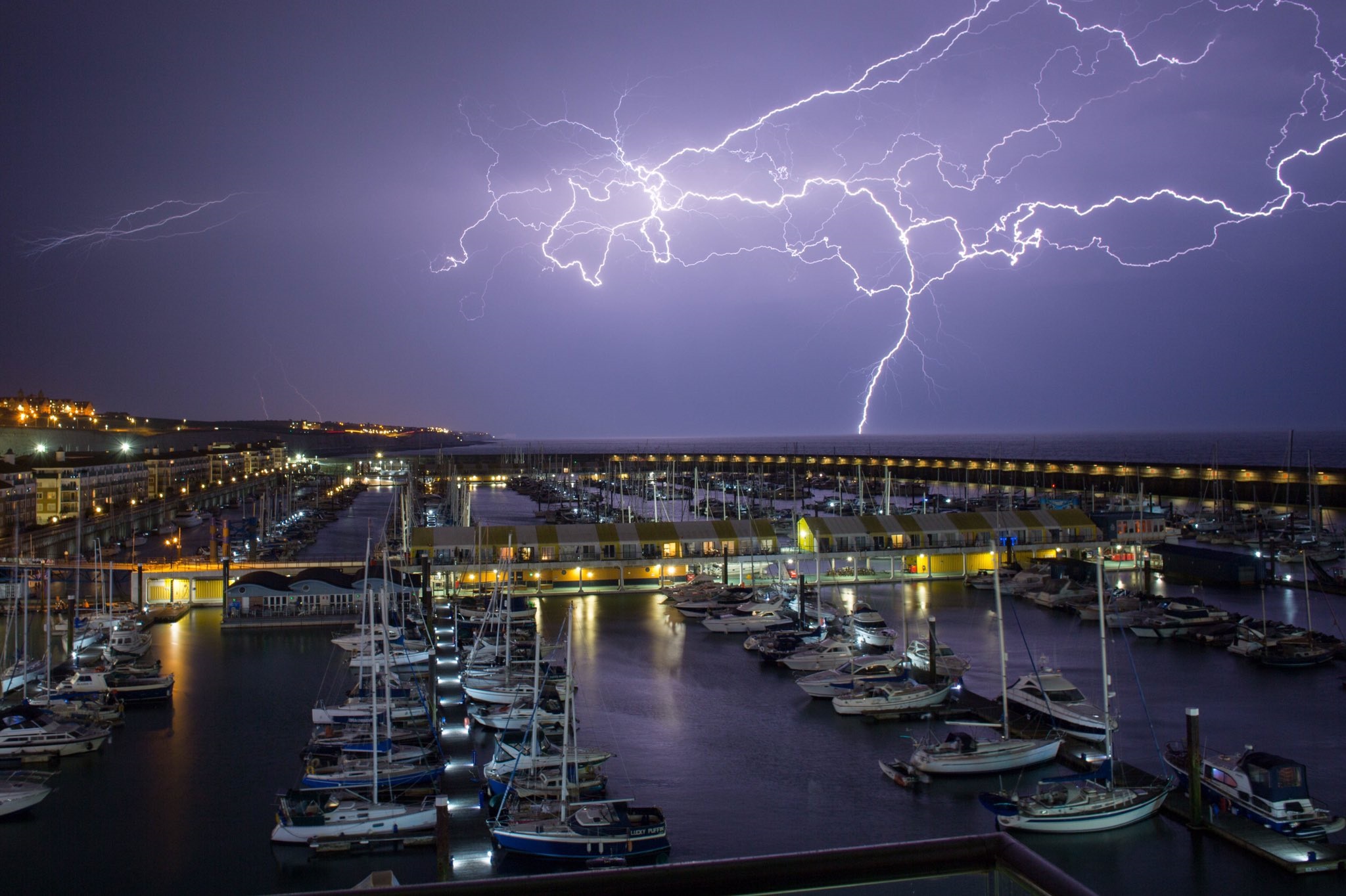 Dramatic Lightning Storm Prompts Scores Of 999 Calls Across Brighton ...